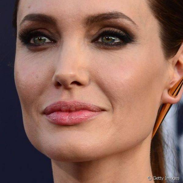 Angelina Jolie usou seu esfumado marrom na première mundial do filme 